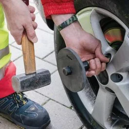 Montáž pneumatiky s použitím nástroje pro těsnicí prostředek