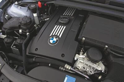 Motor v podkapotí automobilu značky BMW.